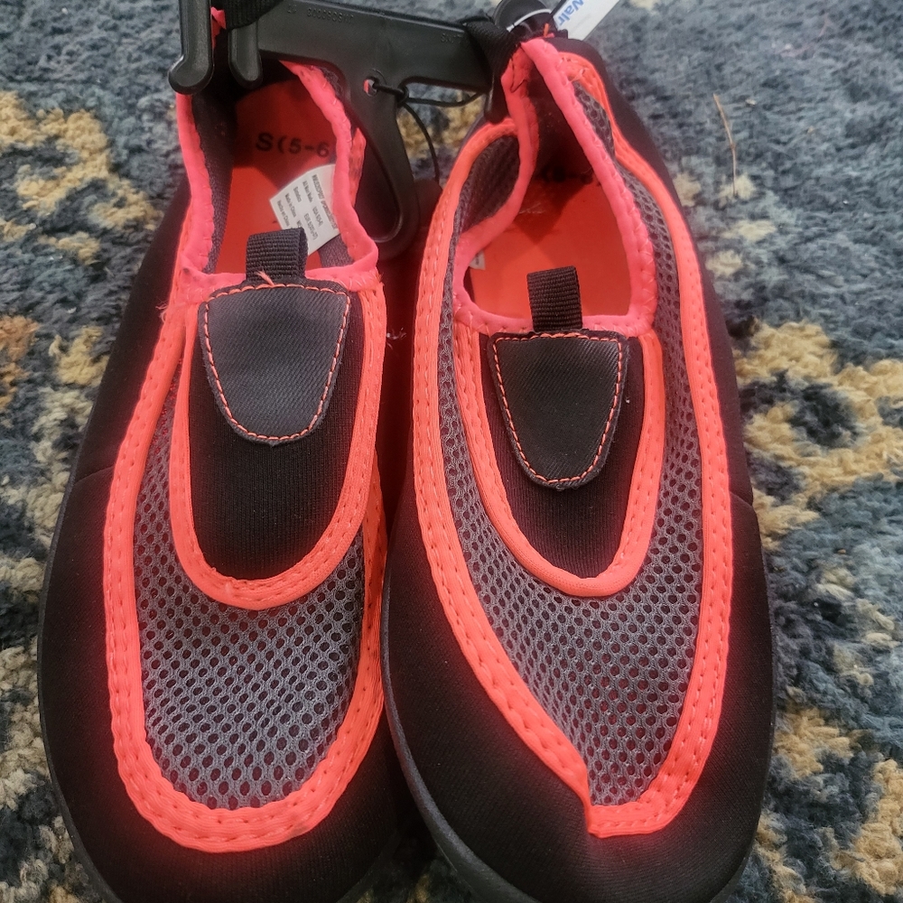 Woman Coral/Black Water Shoes